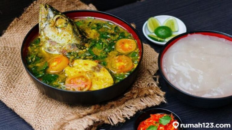 Papuan Culinary Treasures: The Wrapped Papeda and Fried Louhan Fish